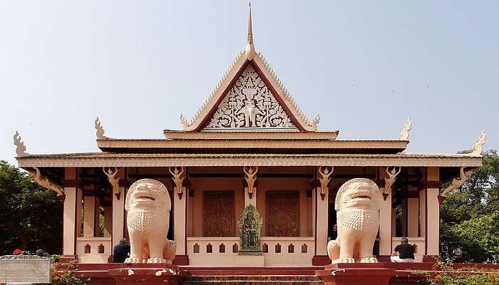 Exploring the Wat Phnom Daun Penh