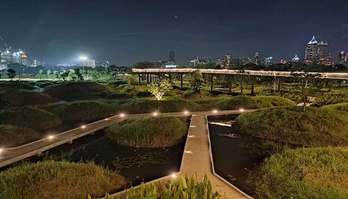 Get immersed in the serene and peaceful surroundings of the Benjakitti Park at night