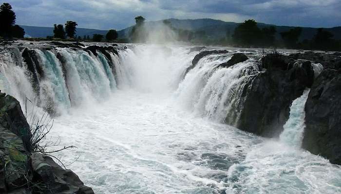 Visit the Hogenakkal Falls, one of the best Karnataka waterfalls
