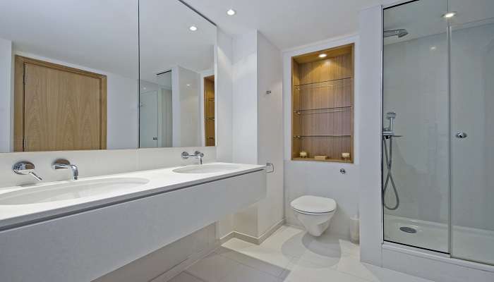 View the en-suite bathrooms provided with every room 