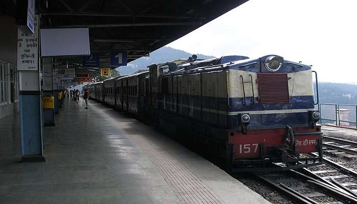 Shimla Railway Station is the nearest railway station to Hawa Ghar
