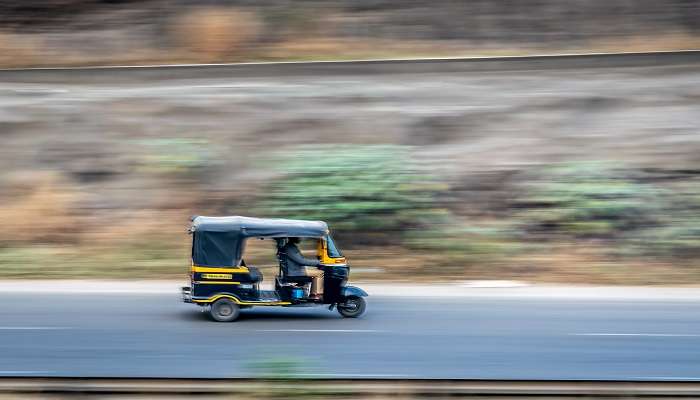 A,Blurred,Background,Image,Of,Three,Wheeler,Autorikshaw,Speeding,On