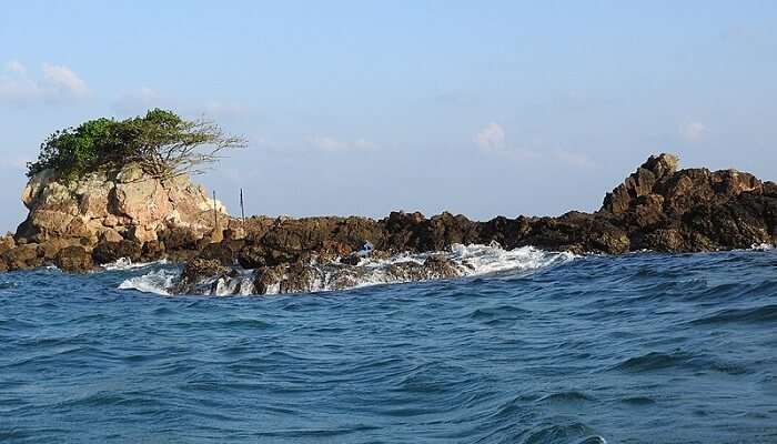 Scenic ocean shoreline of Hut Bay Island