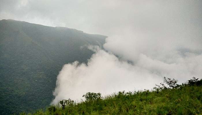 Mist covering the hills of Illikkal Kallu