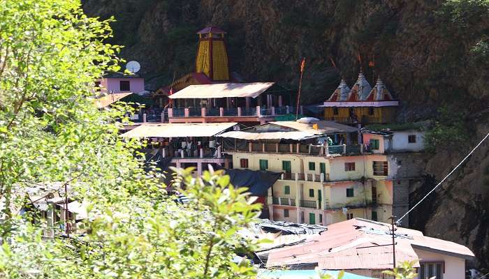 Located at a height of more than 3000 meters, Yamunotri Temple 
