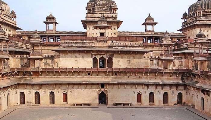 Nestled in the same locality as the Sundar Mahal, the Jehangir Mahal is a serene site one must visit while in Orchha, Madhya Pradesh