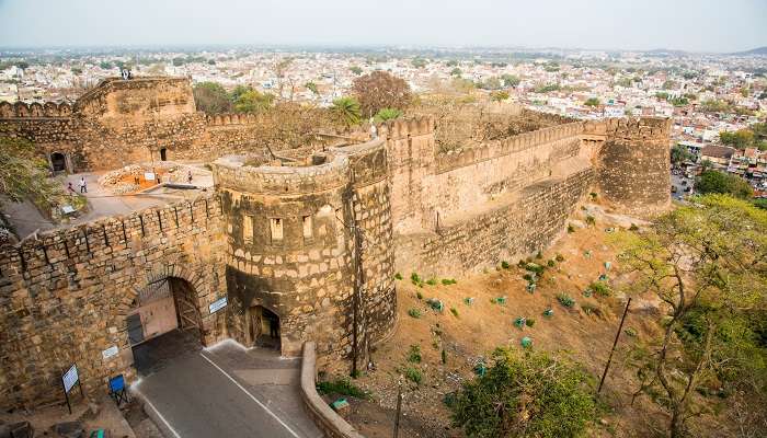 Jhansi Fort (1613) is under the Archaeological Survey of India.