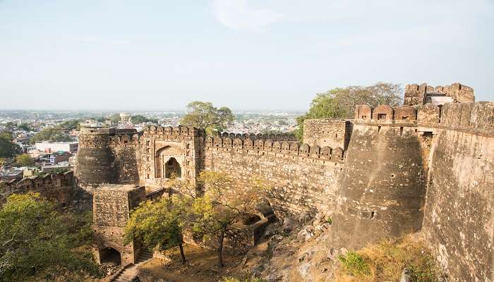 Jhansi Fort is an iconic and must-visit fort