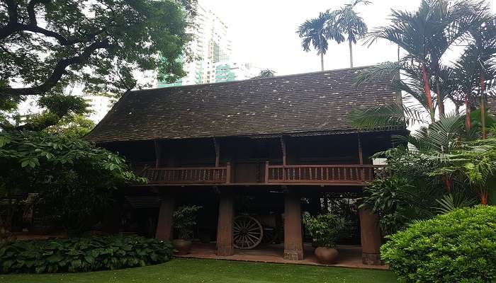 Lush greenery around Kamthieng House Museum makes it the best picnic spot for relaxation. 