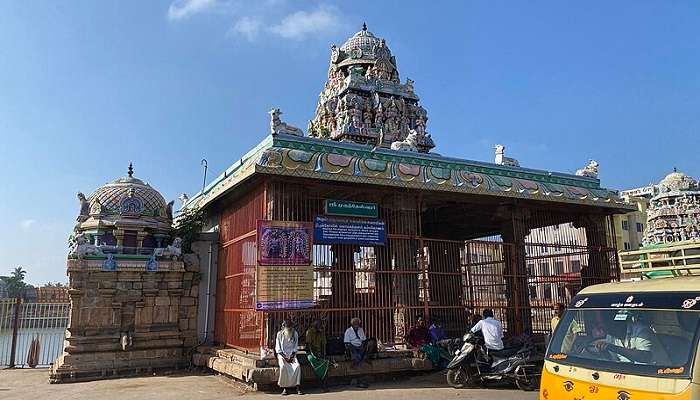 tourist gather at the Kasi Viswanathar Temple in tamil nadu.