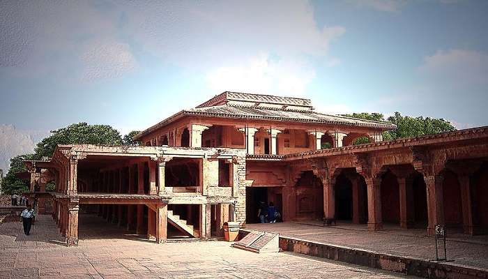 Emperor Akbar’s Khwabgah and its magnificent architecture near Kiraoli 