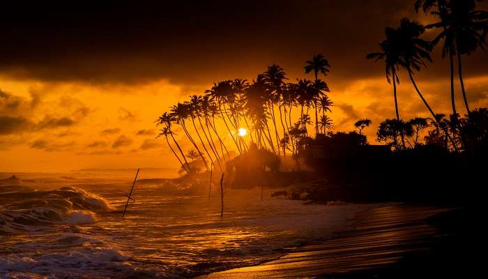 La vue magnifique du coucher du soleil sur la plage de Koggala, C’est l’une des meilleures plages du Sri Lanka
