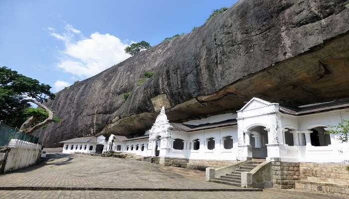Le temple de la grotte de Dambulla, C’est l’une des meilleur lieux touristiques du Sri Lanka