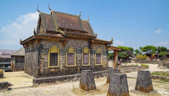  Exploring the architecture at Wat Sampov Pram