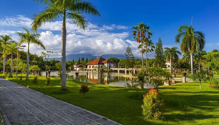 Witness the beautiful Architecture of the palace. 