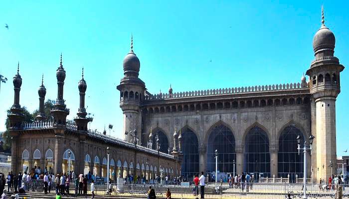 Visit Mecca Masjid near Moazzam Jahi Market