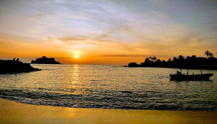 La vue de coucher du soleil sur le plage de Midigama