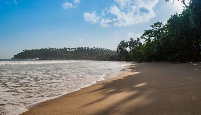 La vue de plage de Mirissa Sri Lanka