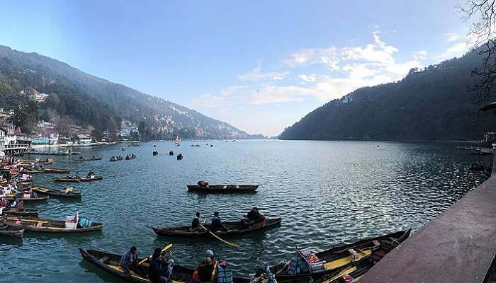 A scenic picture of Nainital Lake