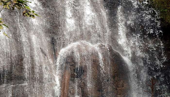 Capture pictures at the Kachanh Waterfall
