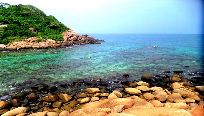 La vue incroyable d'eau bleu de Pigeon island, C’est l’une des meilleures plages du Sri Lanka