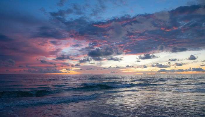 Explore la Plage de Layang Layang