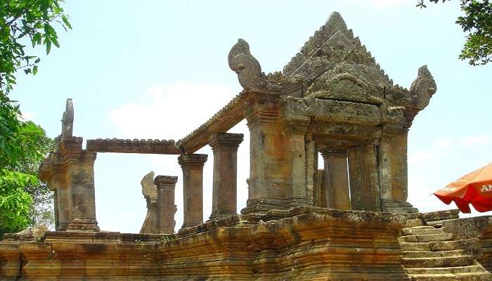 Ancient statue at Prasat Preah Vihear Temple. 
