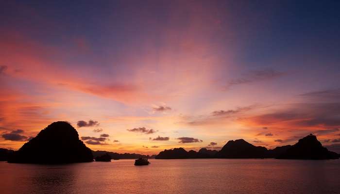 Relax at the Halong Bay and capture the amazing sunset views. 
