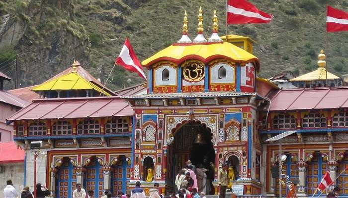 During festive seasons, you can also get darshan of the Badrinath temple at night.