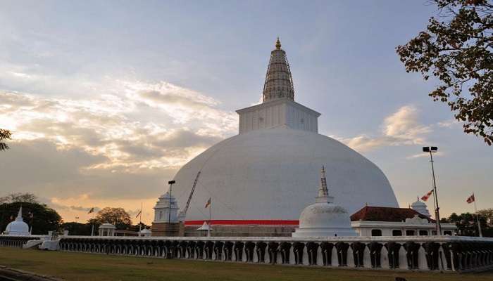 Ruwanweliseya Dagoba is the largest stupas.