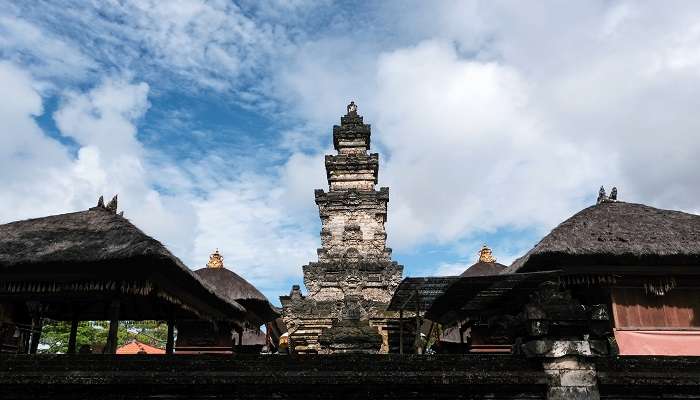 Enjoy the Badung local Market and the amazing view of Sakenan Temple