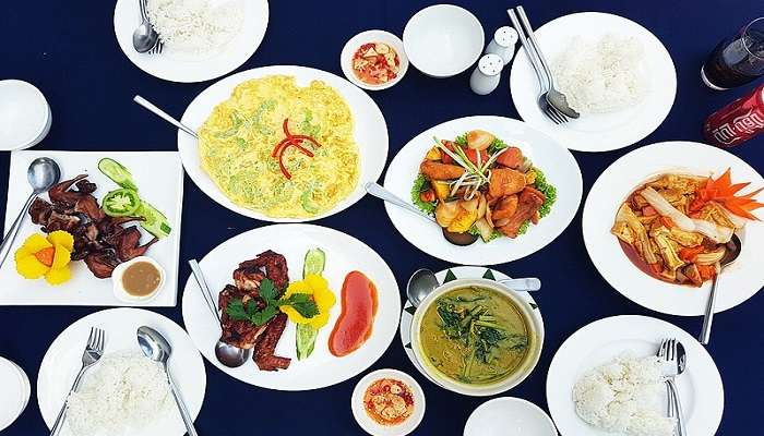 Try Khmer cuisines at the Sisowath Riverside Park