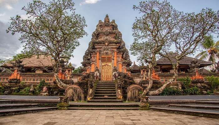 Mesmerising picture of Pura Taman Saraswati Temple