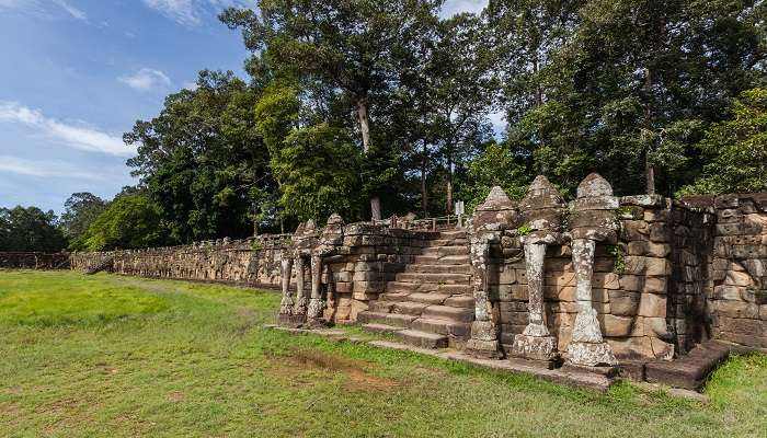 See the stone elephants at the Elephants Terrace complex
