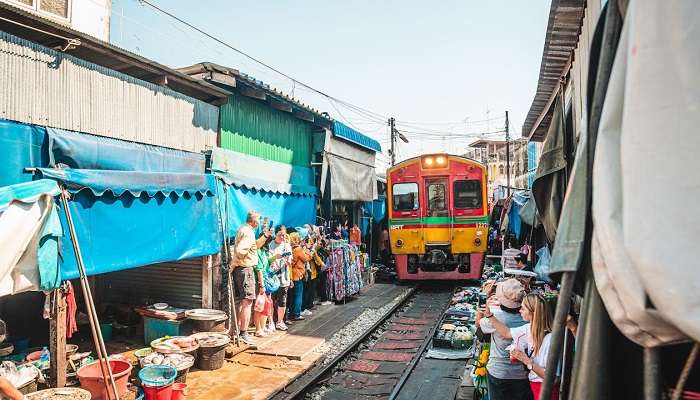 Reach to the Khlong Chak by train or other ways.