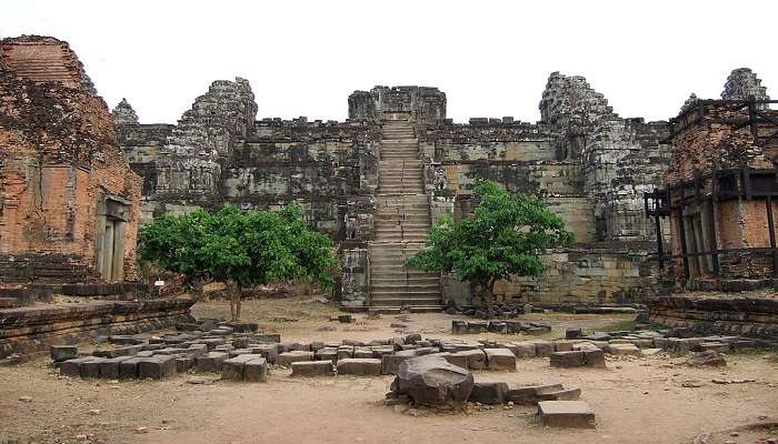 Explore the compound of Phnom Bakheng Temple and see the beautiful architecture.