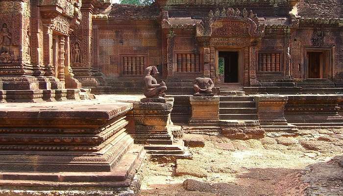 Side view of two statues of the Banteay Srei Temple 
