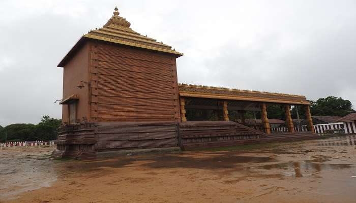 A famous Kandaswamy Koil in Sri Lanka is a must-visit place.