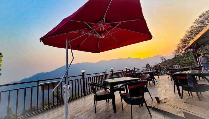 Lake view cafes in Bhimtal are the best ones to unwind a hectic day.