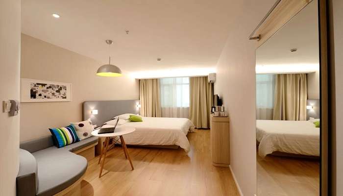 A cosy bedroom with a beautiful view, Hotel in Rajaji nagar