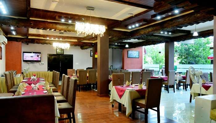 The Royal Court Bhimtal’s on-site multi-cuisine restaurant caters to the needs and requirements of every guest and offers delicious delicacies be it global or regional, luxury hotels in Bhimtal