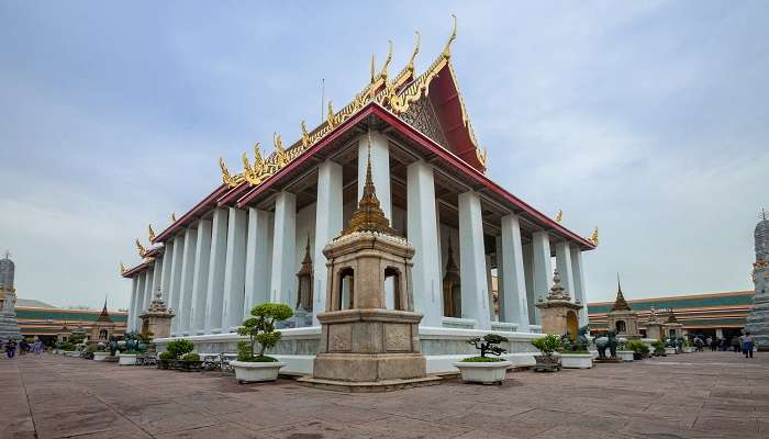 a beautiful view of the ubosot at the wat chedi luang. 