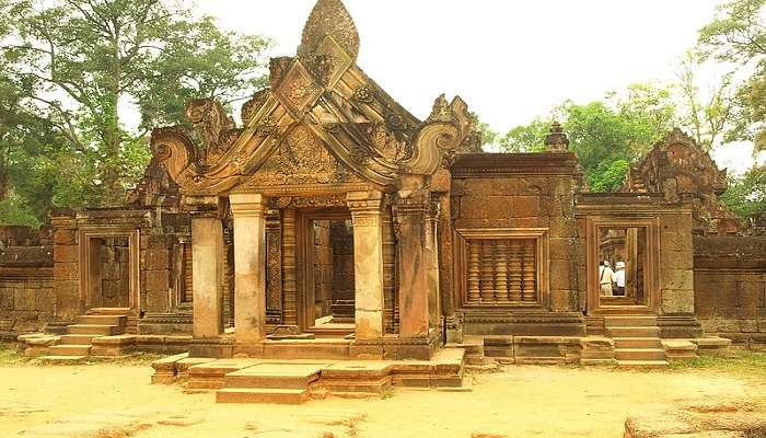 People exploring the western gate of the Banteay srei 