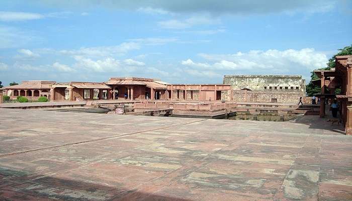 You should keep the surroundings clean at Rang Mahal Fatehpur Sikri