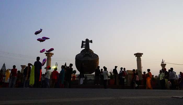A gathering of a lot of devotees in front a chowk in Ayodhya