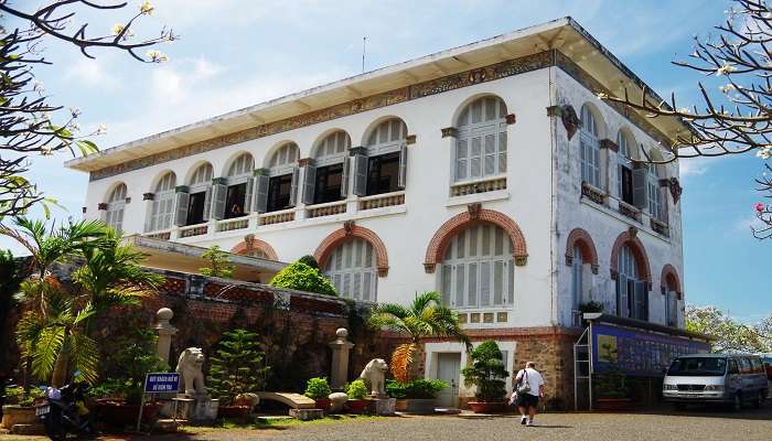  Elegant White Palace is a must-see Vung Tau attraction. 
