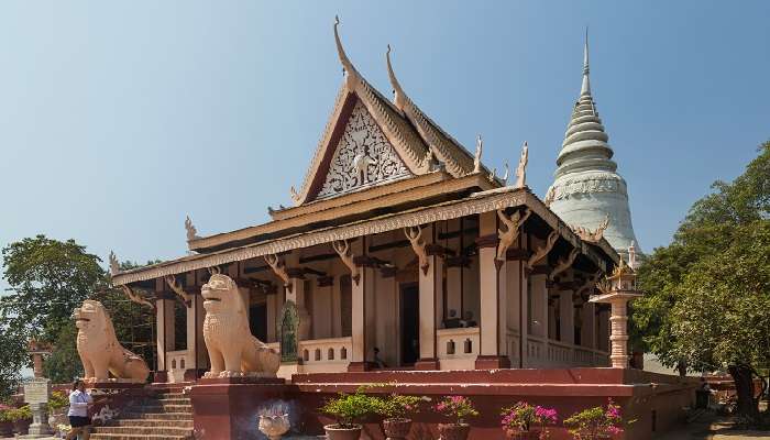 Visit the oldest pagoda, Wat Phnom