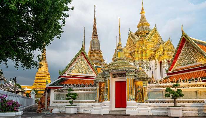 Visit the reclining Buddha statue of Wat Pho, a famous tourist hotspot.