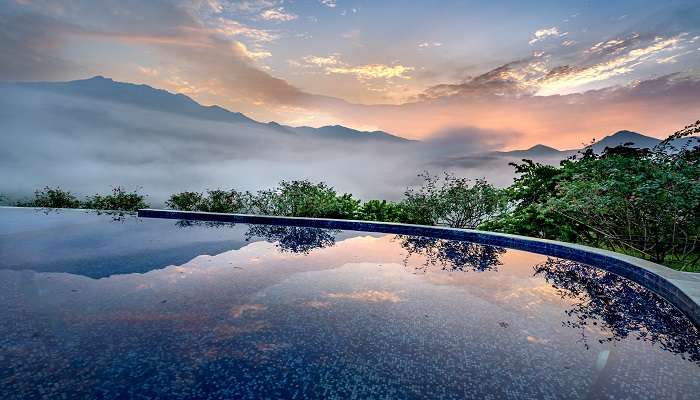 Welcome Heritage Glenview has an infinity pool, 5-star hotels in Kasauli