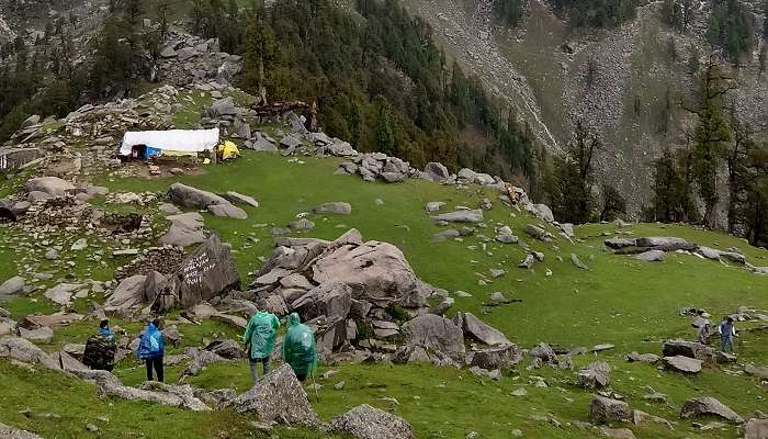 Visit Indrahar Pass for a fantastic escape in the scenic Himachal Pradesh